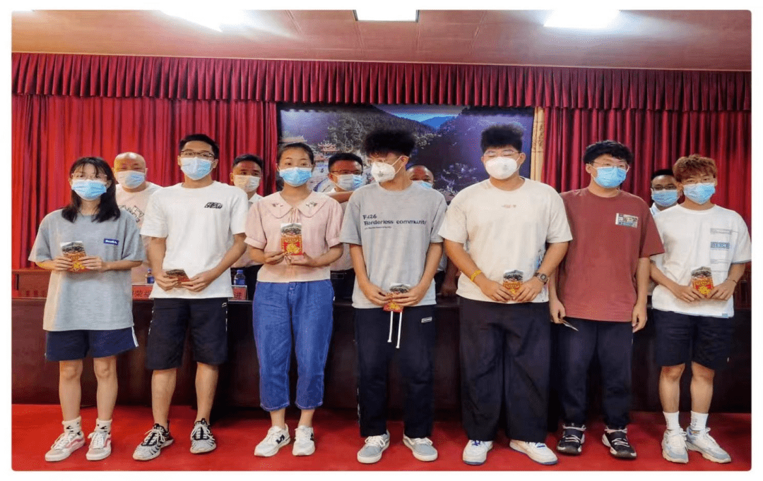 颁奖仪式胡雅欣,胡扬坤,胡艺敏,胡紫妍,胡洋坡,胡俊勇,胡天静,胡安旭