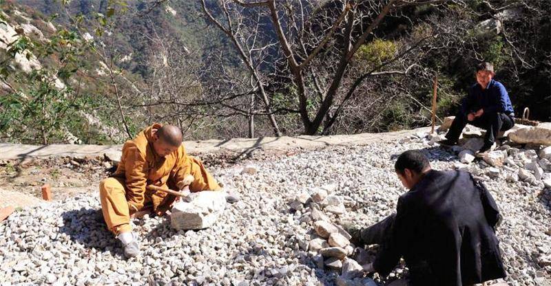 终南山第一女隐士坐佛40年，一连打坐108天，儿子婚礼也不参加