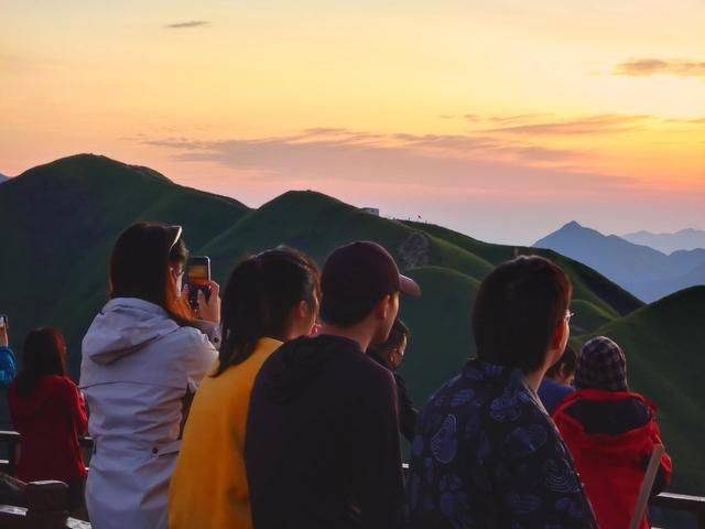 一辈子一定要看的日出之一：江西武功山，很多年轻的最爱