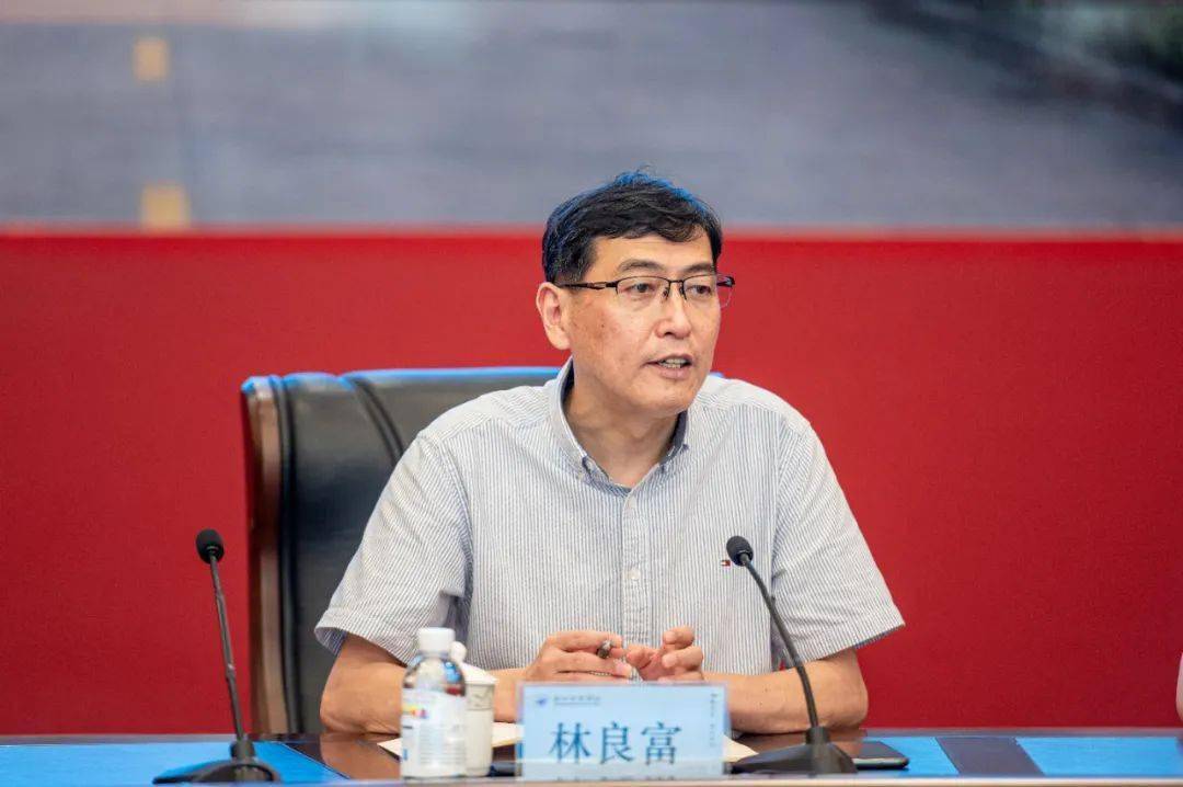浙江省万里教育集团检查学校秋季开学准备工作_新生_迎新_林良富