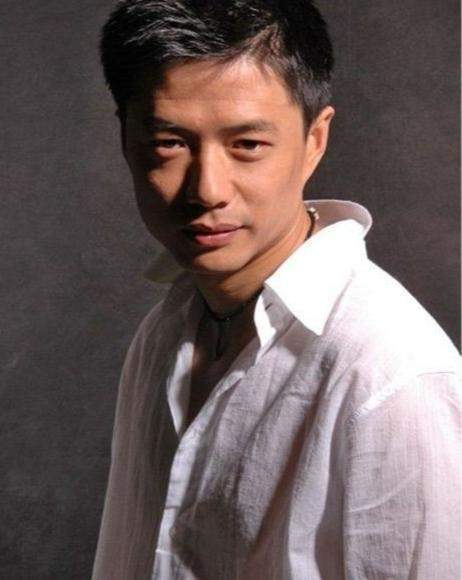 大学期间,段奕宏舍不得花钱买车票,四年没回过一次家;毕业后,生活拮据
