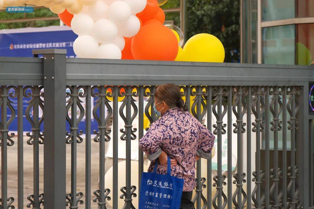 开学日！宜宾家长们又摆出了统一姿势！