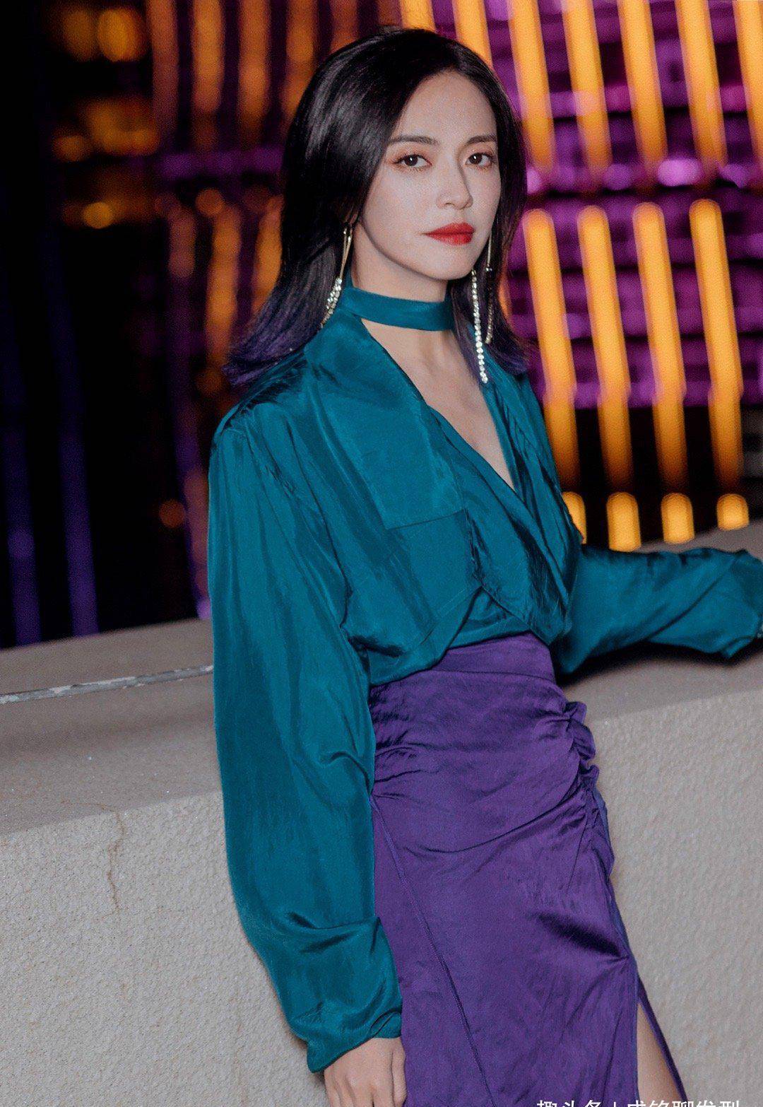 衬衫半身裙撞色系搭配明艳动人,完美演绎新港风_展现_女生_黄色