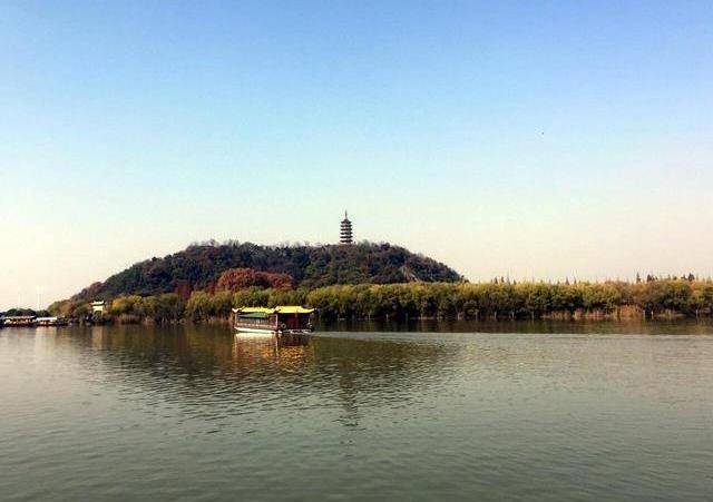 长江唯一的水中观光岛屿，镇江三山之一，拥有江南最早的寺庙之一