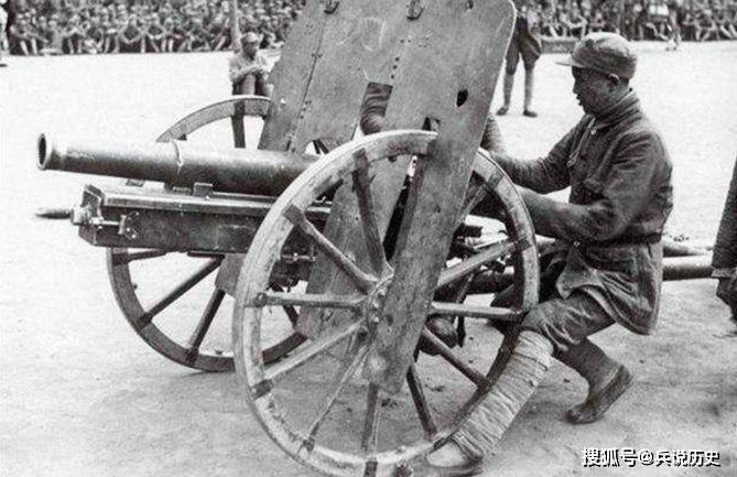 败溃的阎锡山军队把一门13式的山炮丢弃在宁武关,当时,八路军386旅(中