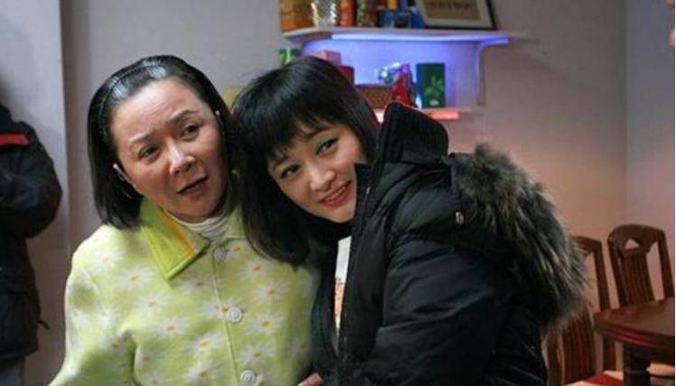 她饰演了能力卓越的警花"古玲;以及在英达导演的《旅行社的故事》中