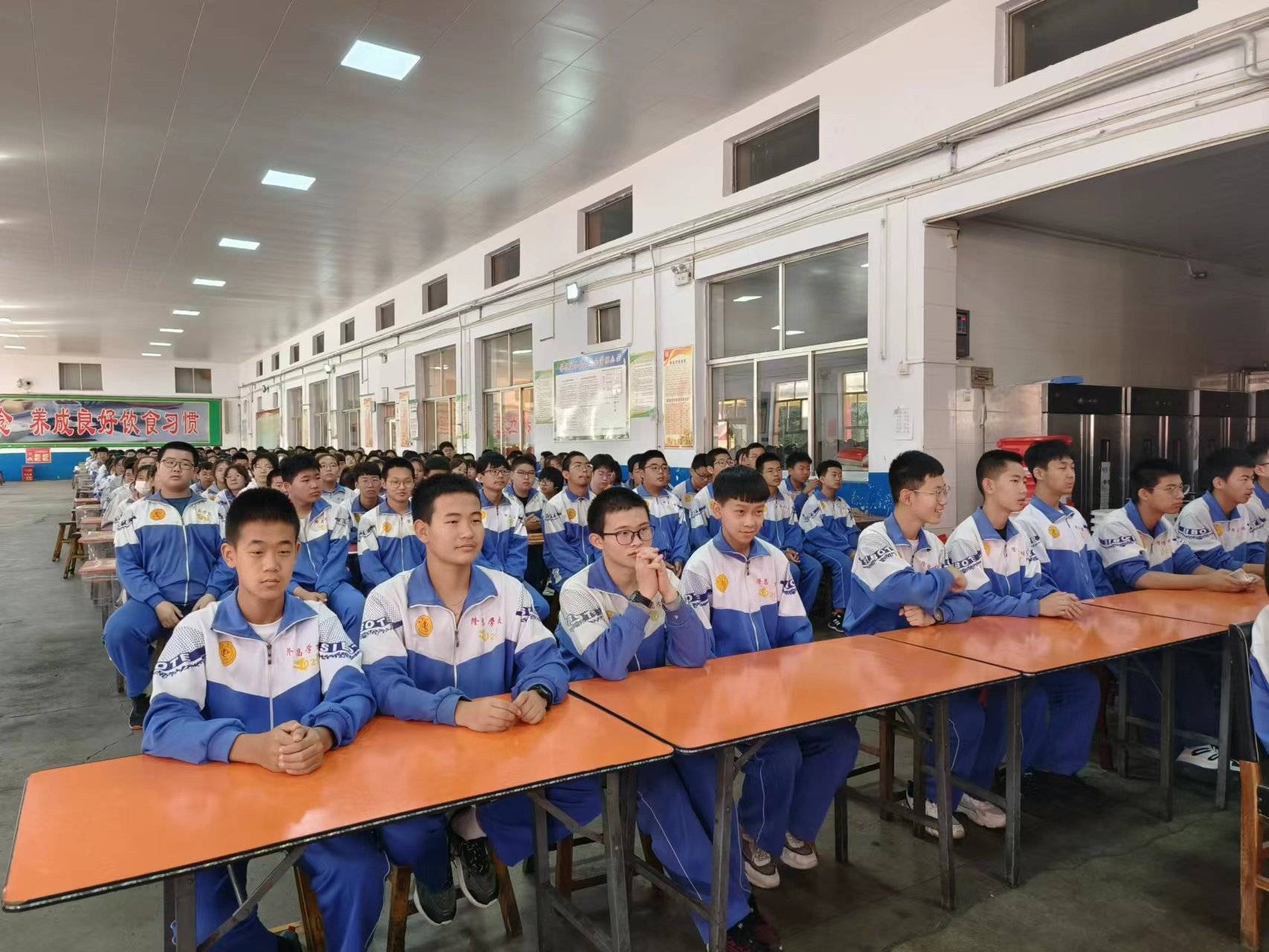 隆昌学校又取得了辉煌的成绩,杨森瑞,刘逸娇,孟维琦同学分别以618分