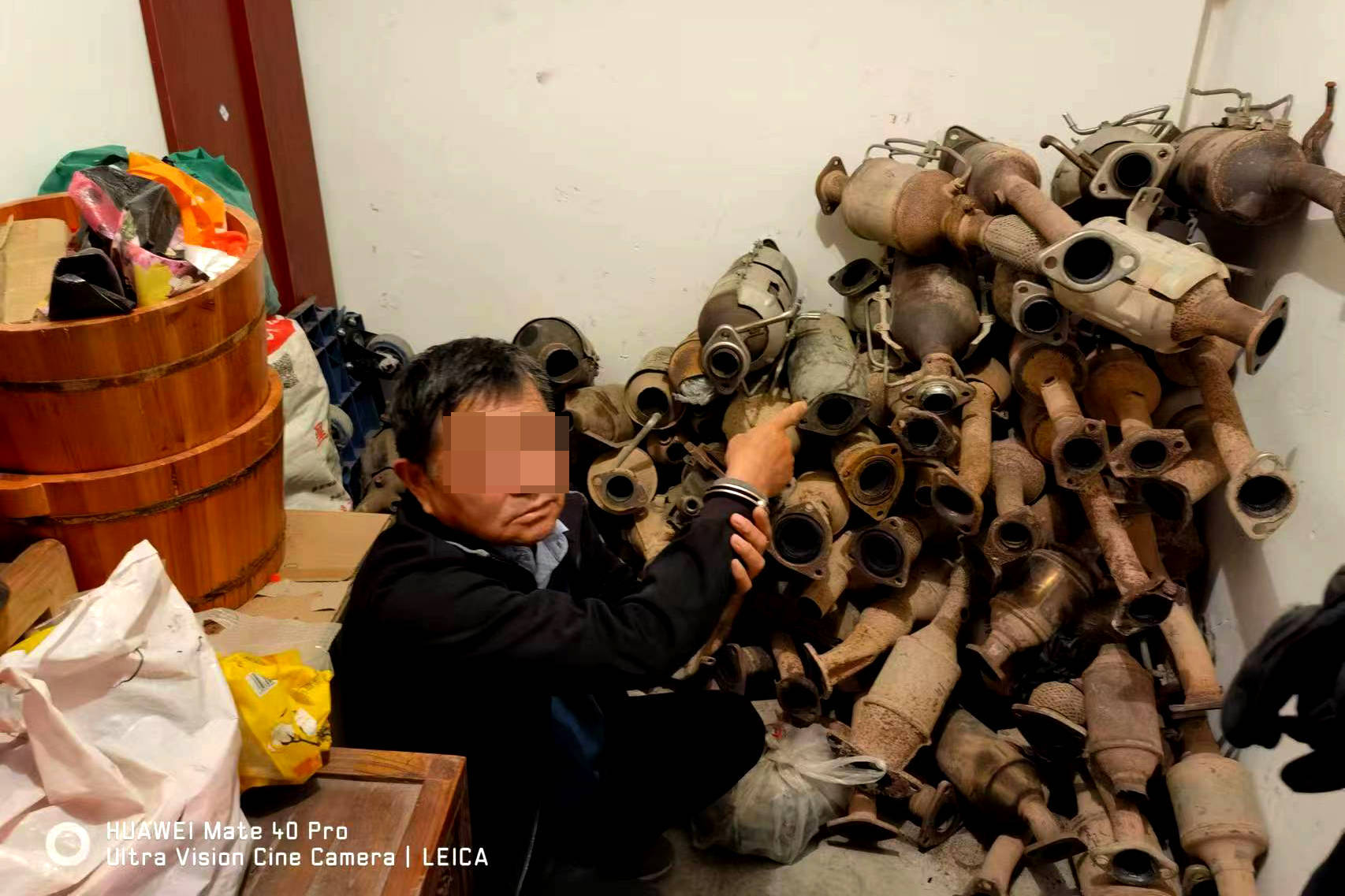 面包车三元催化器的警情,所长王鸿培立即组织人员对案件进行深入研判