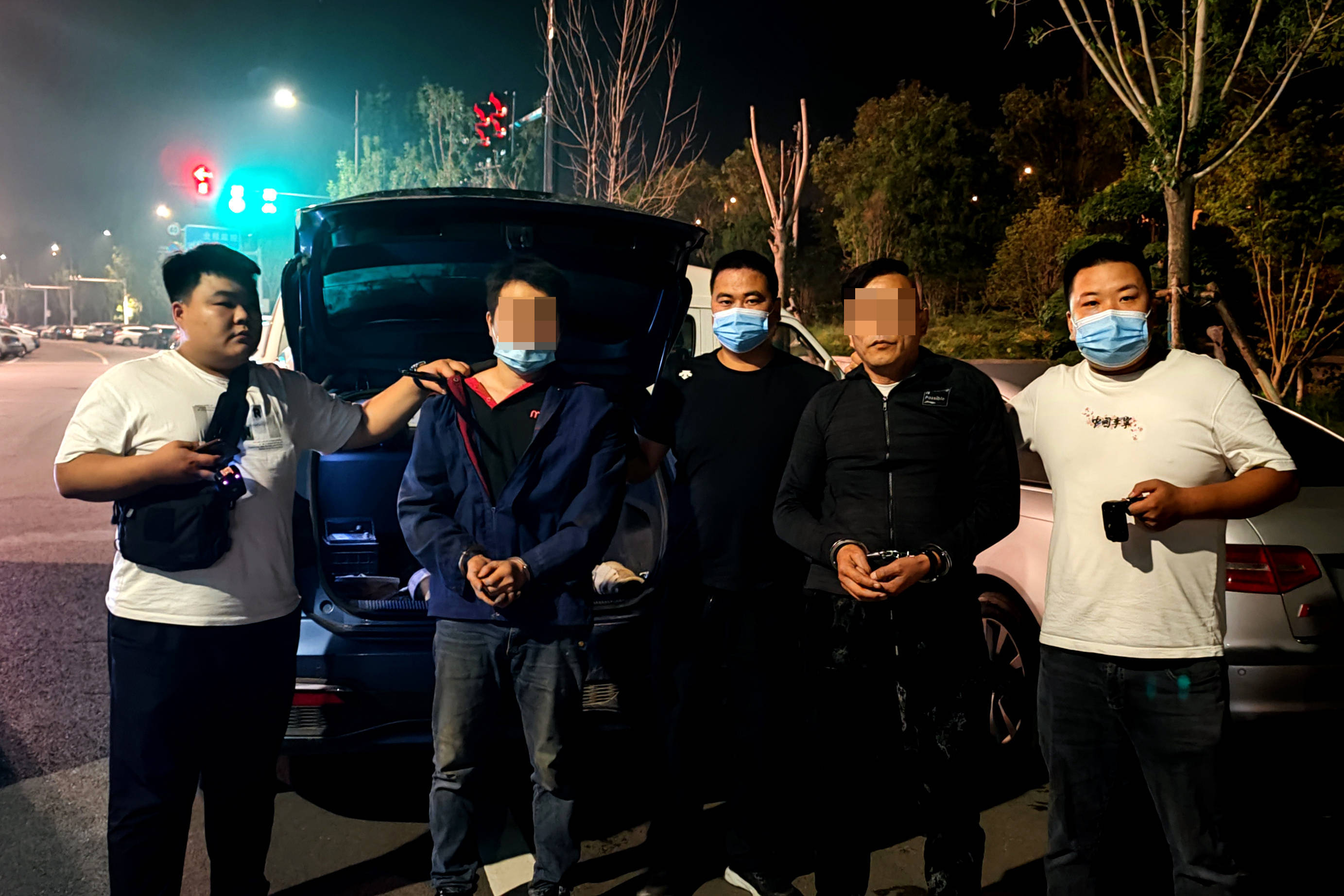 崔庭澍带领民警王鑫龙,郝永震及班组辅警迅速对现场进行侦查取证,因