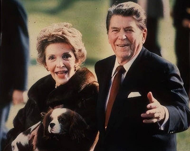 1981年,里根赢得了大选,他还没有正式当上总统时,就派总统特使访华