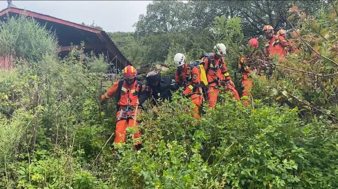 The Fireplace Assault Workforce successfully relocated the trapped 80-12 months-previous just after 35 kilometers on foot and fought for 11 several hours_Dao_Rescue_Deyang