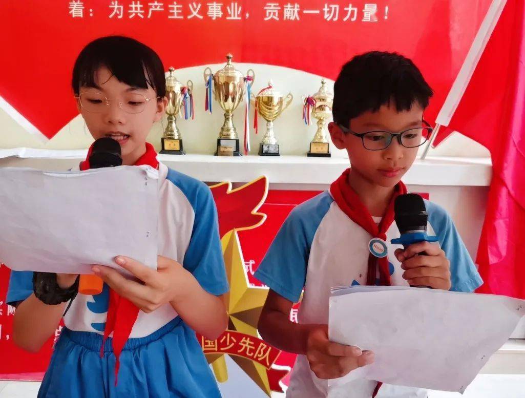 担任本次播音的是1804班董思宁,龙颢文.