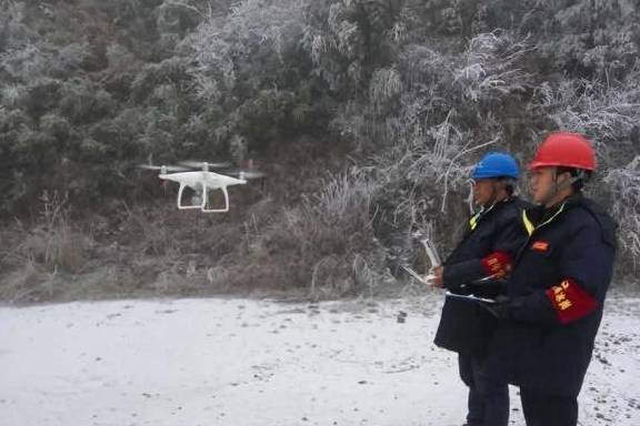 暴雪来袭：六盘水钟山供电局梅花山上开展无人机观冰