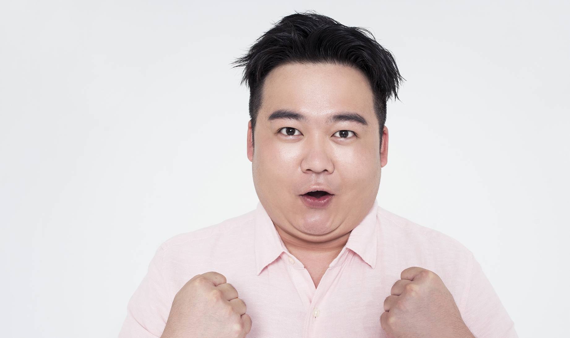 原创
广东佛山一奇葩男子,没钱没实力,还能在女人堆里混得风生水起