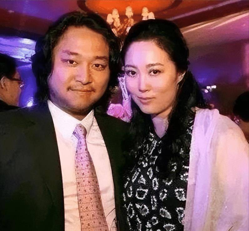 母亲是女星何莉莉,嫁给比她小15岁的富三代,还继承了百亿家产_邱华玮