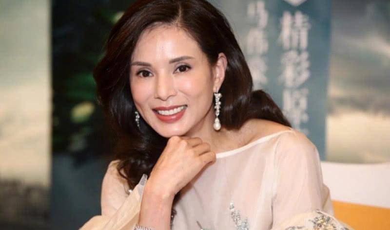 而如今的李若彤已经53岁了,但是美丽的很好,而且也