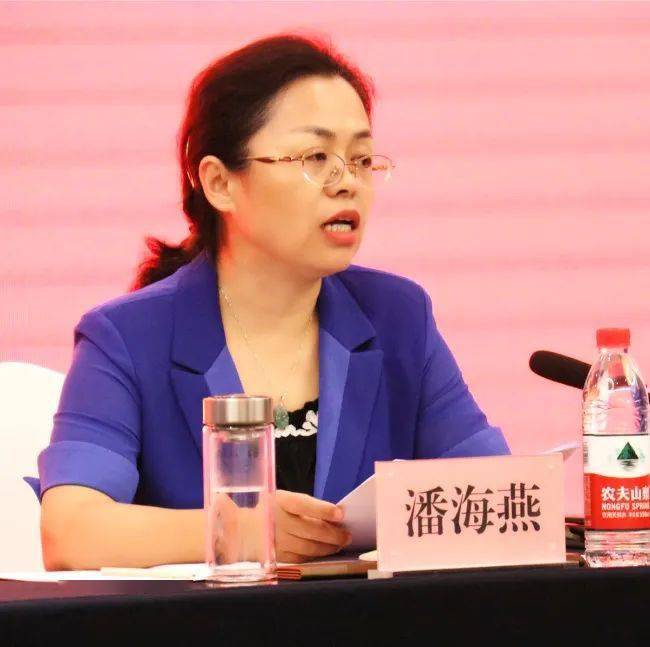 潘海燕希望，广大女企业家要提升境界、抢抓机遇，主动投身高质量发展大