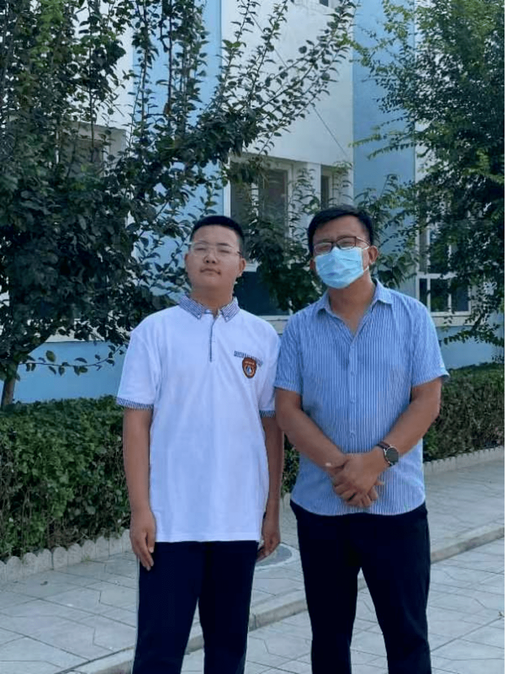 辛集建华中学刘恺瑶与王老师合影廊坊大厂二中尹雯婕与任老师合影廊坊