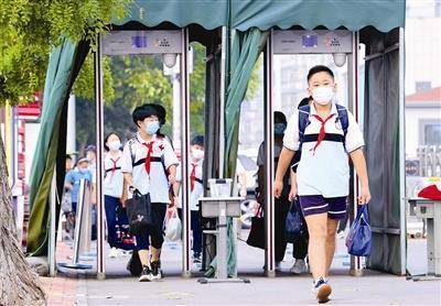 天津部分中小学幼儿园学生重返校园 校内书声琅琅 校外秩序井然