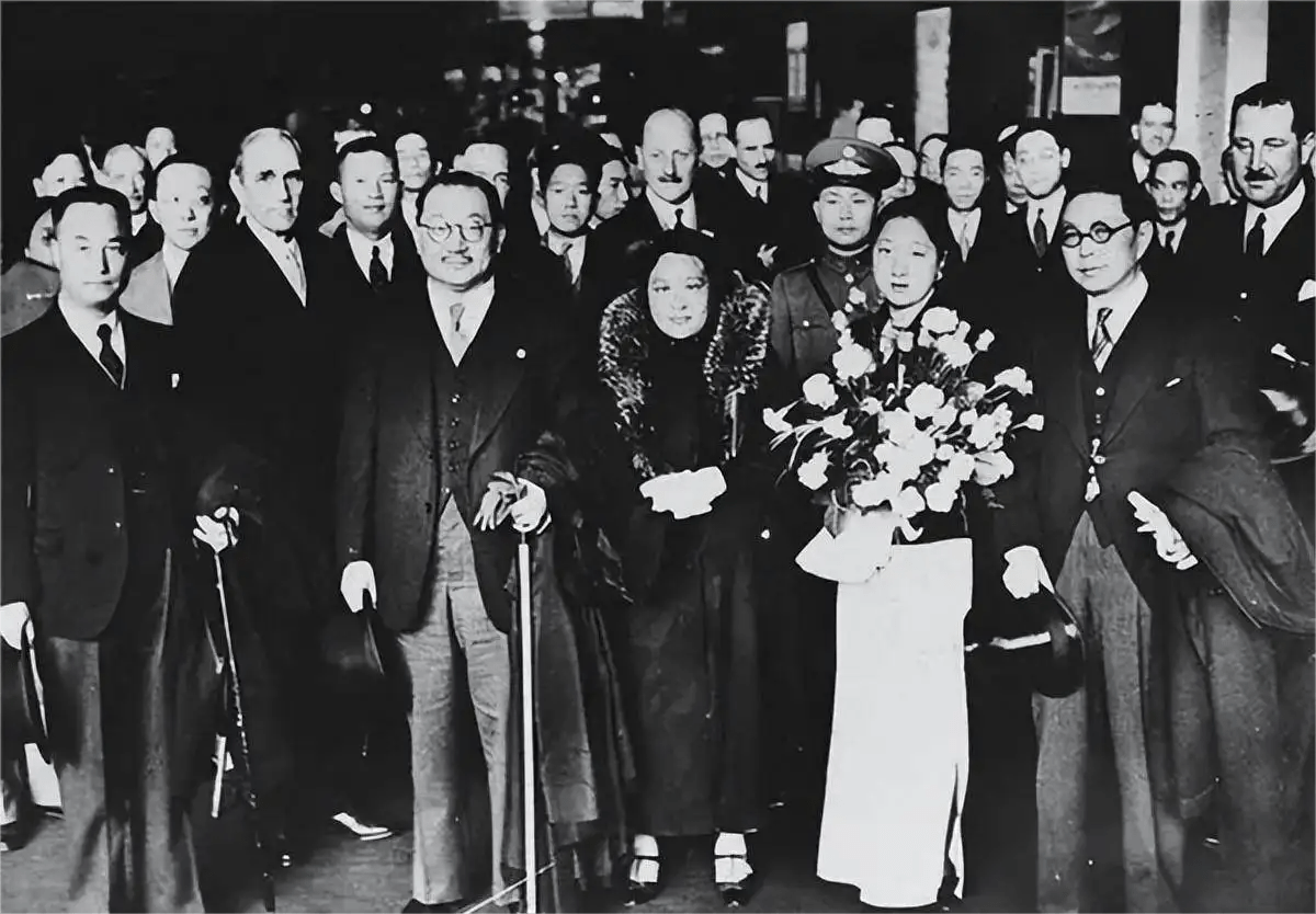 106岁宋美龄来到宋子文墓前,忽而心生悔恨,悲伤说出一番戳心话_蒋介石