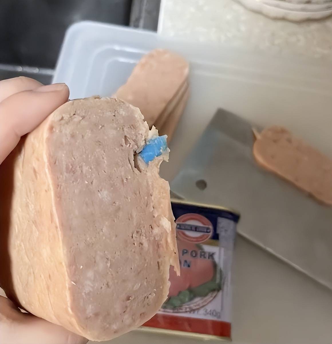 梅林午餐肉中吃出尖锐塑料 商家愿10倍赔偿对