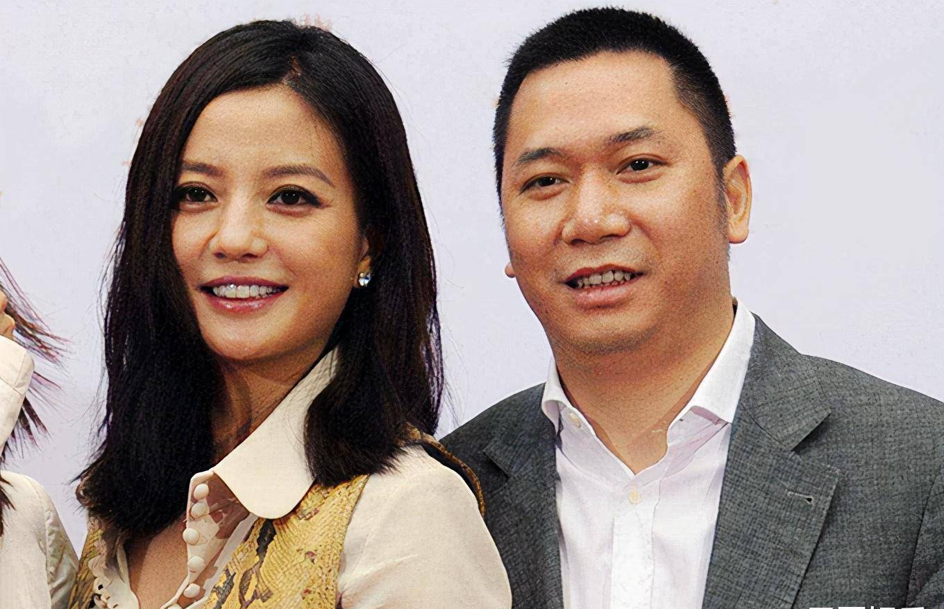 前段日子,她就因向赵薇老公黄有龙追债,而登上娱乐版.
