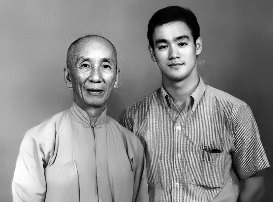 李小龙出生于广东地区,他的师傅是咏春拳的创始人叶问.