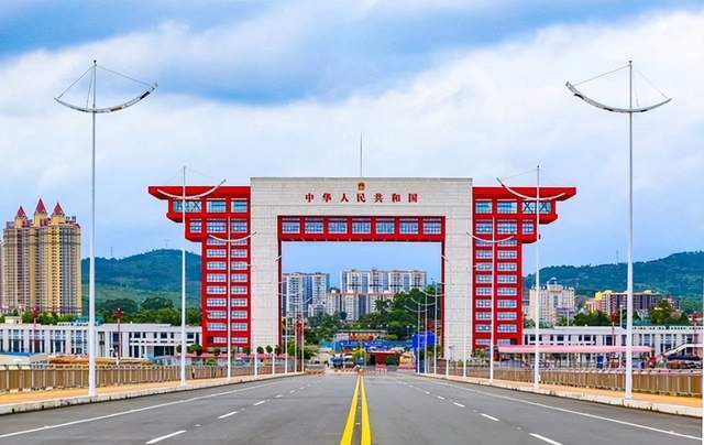 "一带一路"美丽国门展翅飞"一色一石"久巴石漆尽朝晖_东兴_口岸_中国