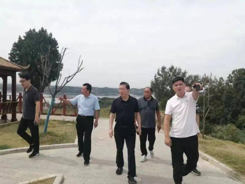 石佛寺镇镇长张博,二龙乡乡长胡中岳等同志一同参加本次调研.