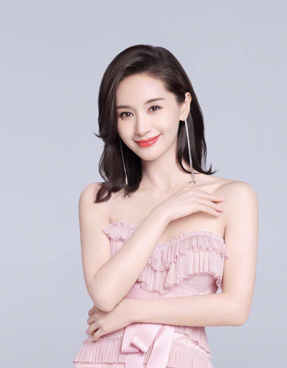 不愧长期练瑜伽的人王子文粉色米乐M6 M6米乐蛋糕裙勾勒完美身材美到逆天(图2)