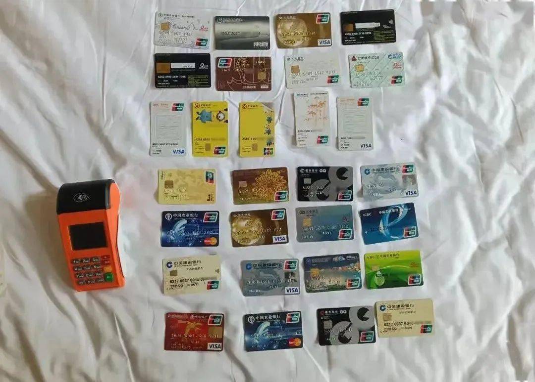 作案银行卡100余张、作案手机20余部、作案pos机4部、对公账户营业执照4份。