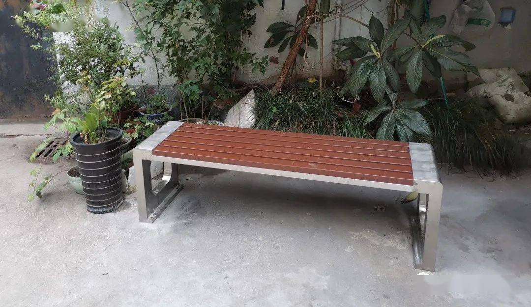 在小区公共活动区改造了休闲椅为孤老安装了出门提醒器申银发展大厦顺利