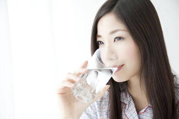 原创
放久的凉白开,堪比慢性毒药?医生揭晓背后的实验,究竟有多可笑