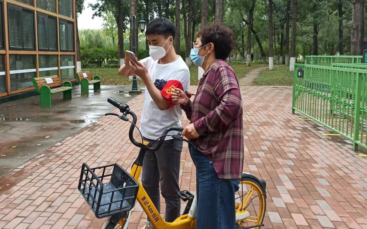 国庆假期迎来小雨，大运河森林公园游客不减游园兴致