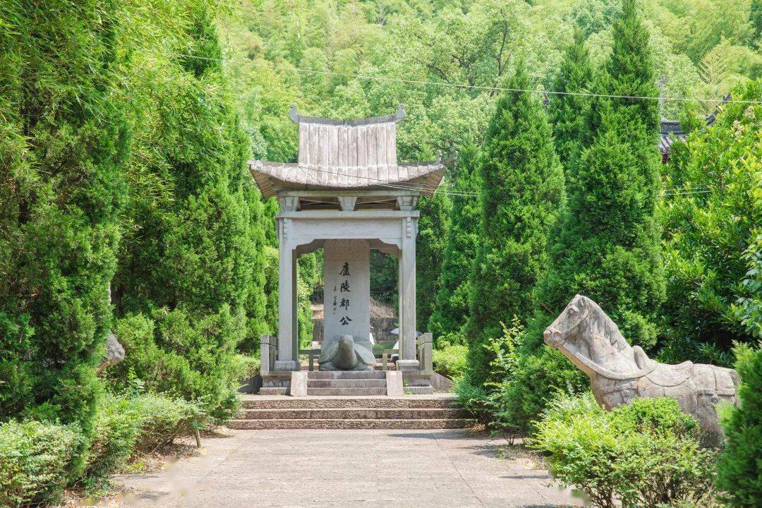 这里还留存这史称"东山十景"的遗址,谢安墓,墓碑及洗屐池,蔷薇洞等