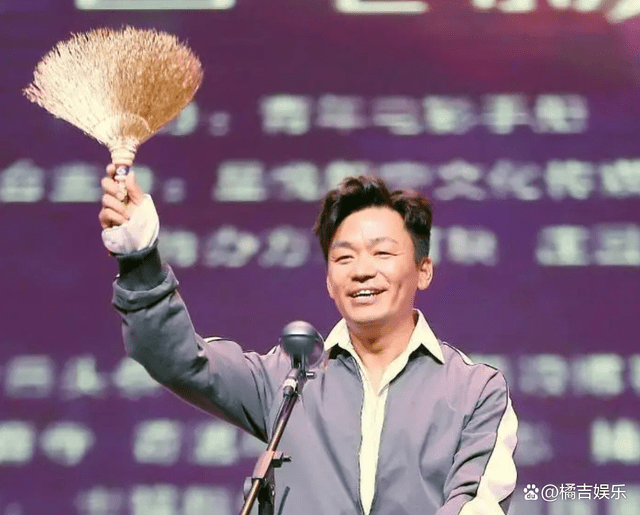 王宝强金扫帚获奖感言获赞，成9年来第一位亲自领奖的一线明星