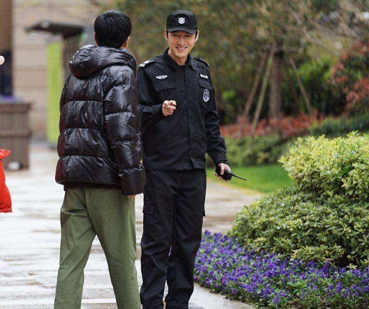 路透照中我们可以看到胡歌穿着很普通的保安服,但是却笑得十分的灿烂