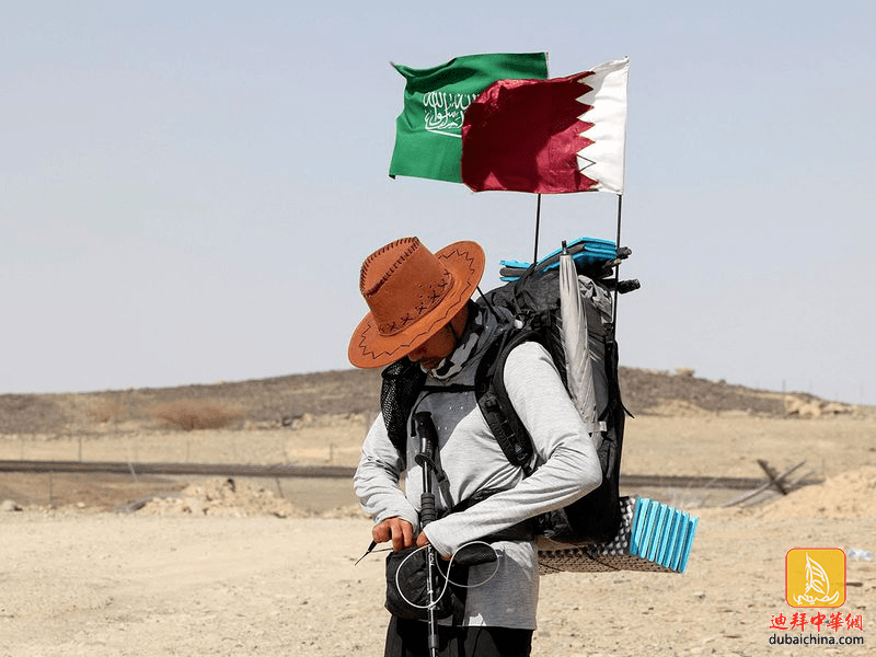 一名沙特球迷徒步穿越沙漠去卡塔尔看世界杯_迪拜_阿勒苏米_视频