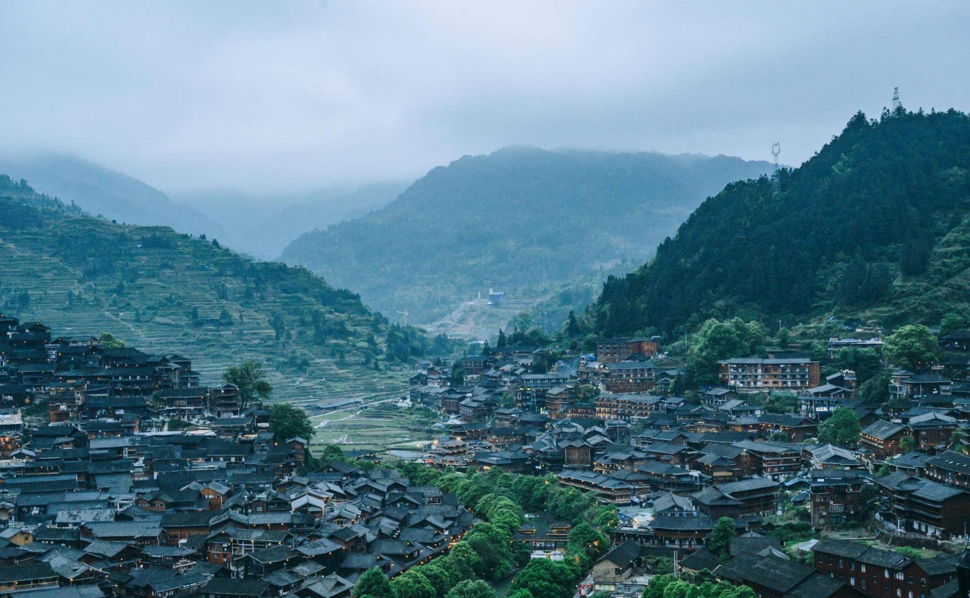 贵州旅游必打卡景点，世界上最大的苗寨，虽然如今已十分商业化