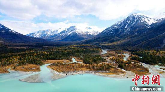 新疆喀纳斯景区深秋:斑斓浸染宛如画卷_一山_森林_毡房