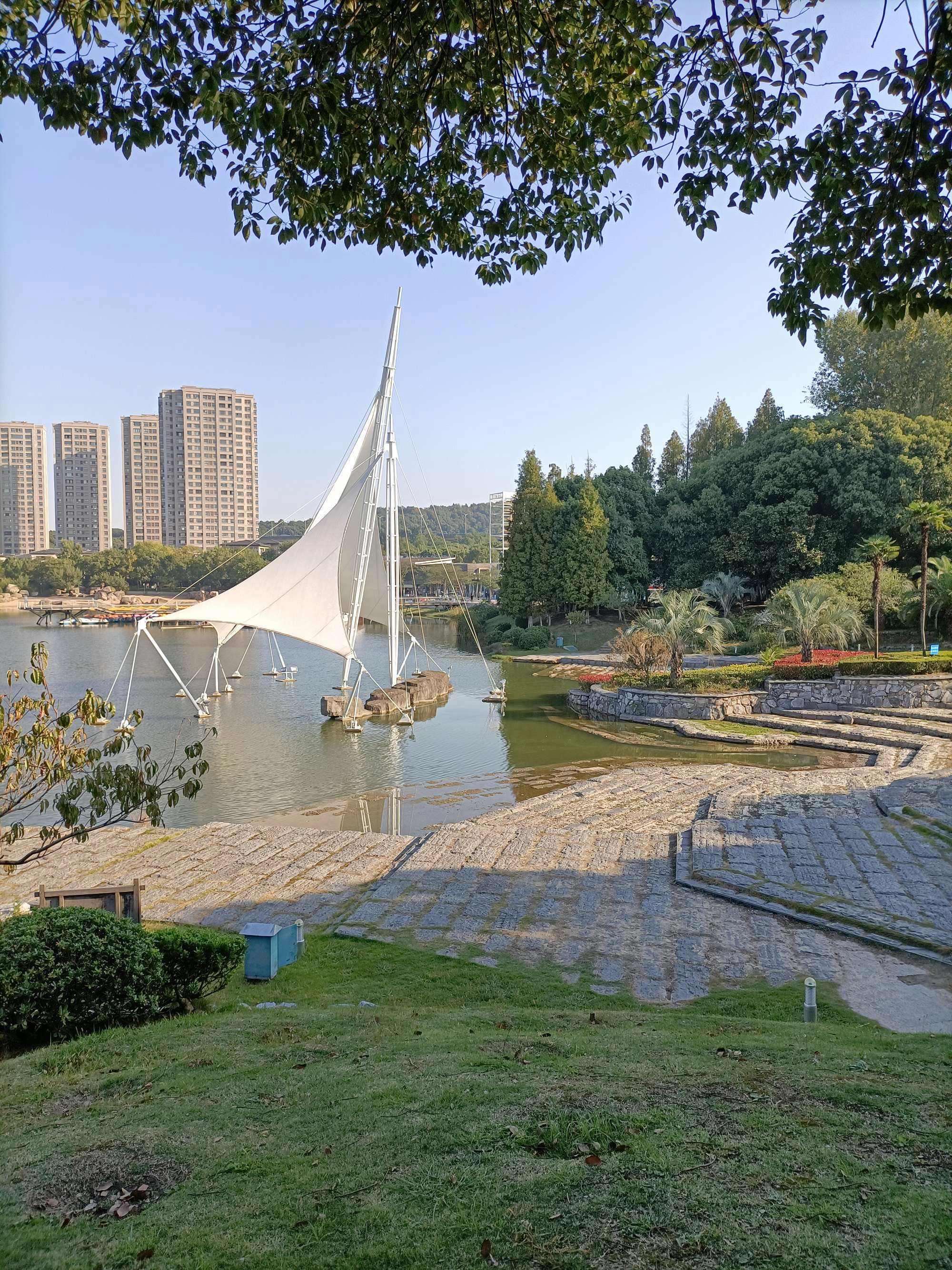 来“门牙景区”旅行，“欣赏奇特”的美景，品尝特色美食！