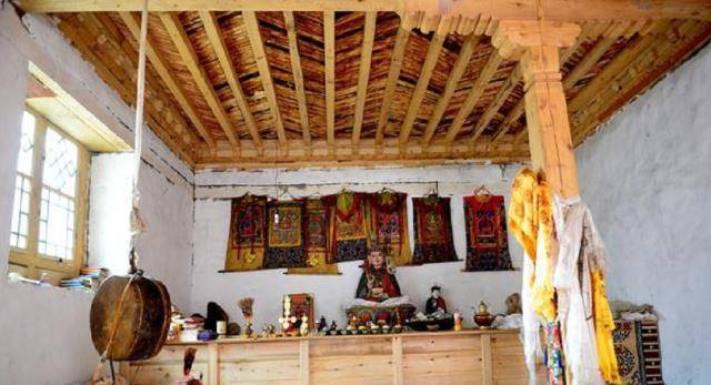 雅鲁藏布江无人区唯一一座庙，只有一个人居住，在地图上却有标记