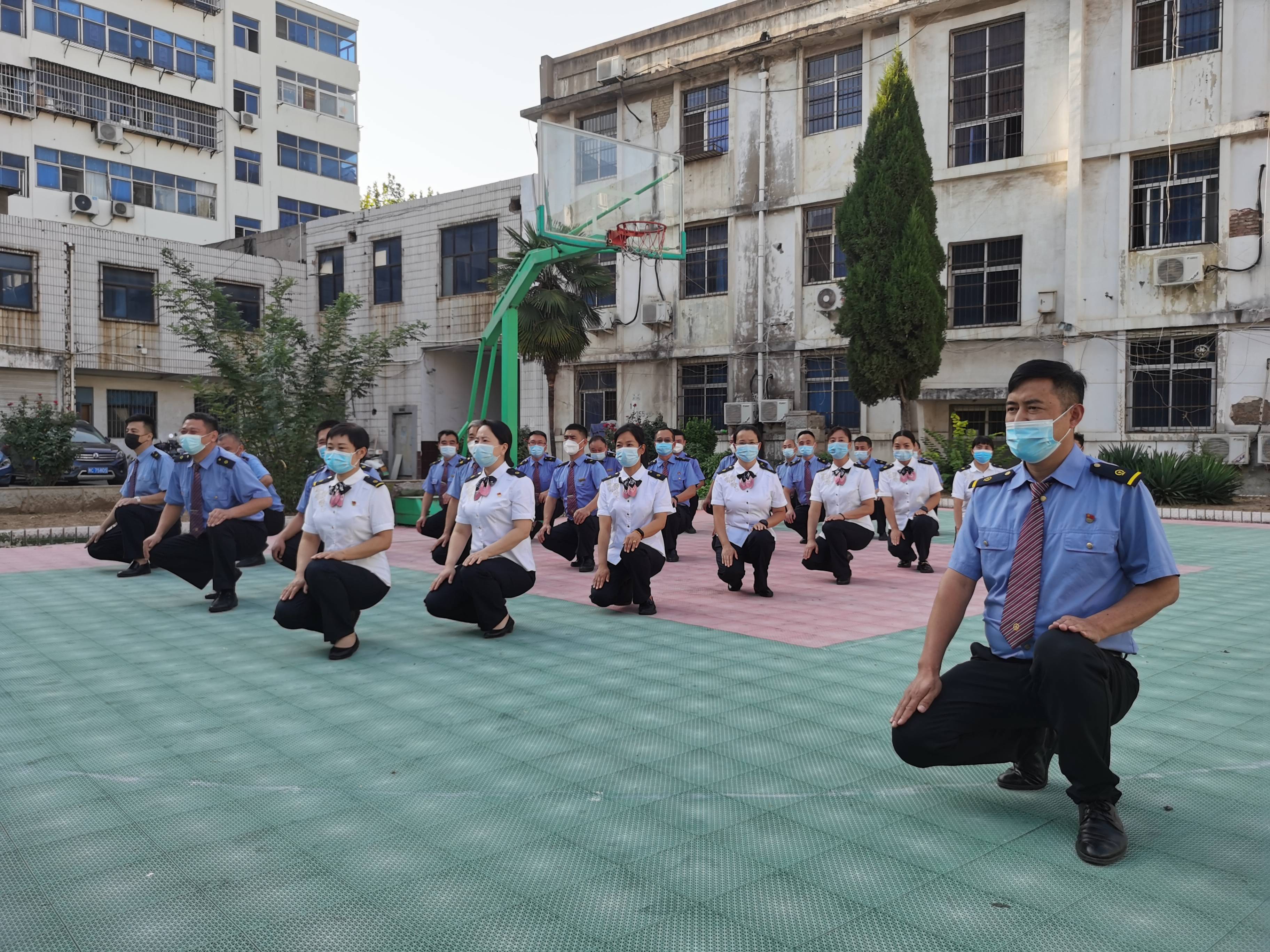 北京二队队长郭喜梅和车队书记王新敏,想尽一切办法