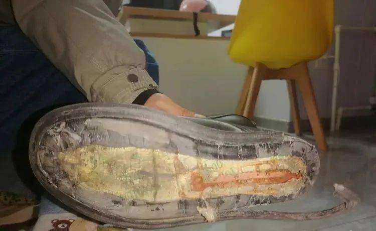 太原一90网格员鞋底掉了一层皮,以至右脚鞋底都磨破了,还在巡视! 太原一90网格员鞋底掉了一层皮,以至右脚鞋底都磨破了,还在巡视!