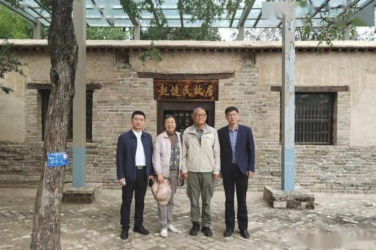 聊城市冠县梁堂镇:中铁集团在赵健民故居举行颁发荣誉勋章和证书仪式