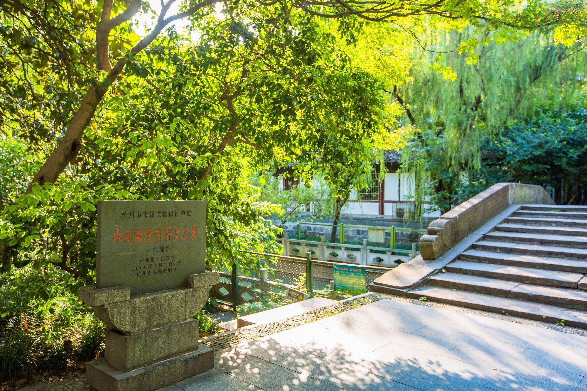 杭州凤山水城门遗址，距今已有650年的历史，是探古寻幽的好去处