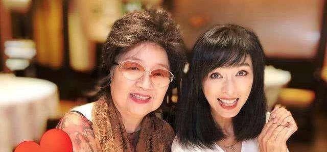 原创歌后徐小凤：巅峰隐退，至今单身，近照流出身材发福老态毕现