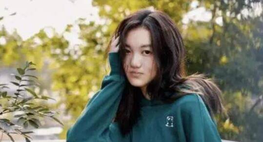 原创李嫣晒正脸自然，嘴巴痕迹依旧明显，网友感叹：有钱人的束手无措