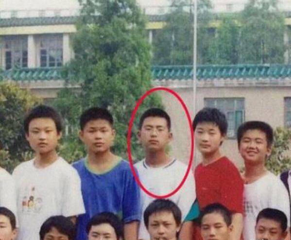 李现毕业于北京电影学院,在毕业照上,李现在同班同学的衬托下并不十分