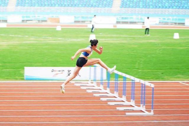 100米栏+400米栏，湖南15岁女生首战全国赛夺双冠！